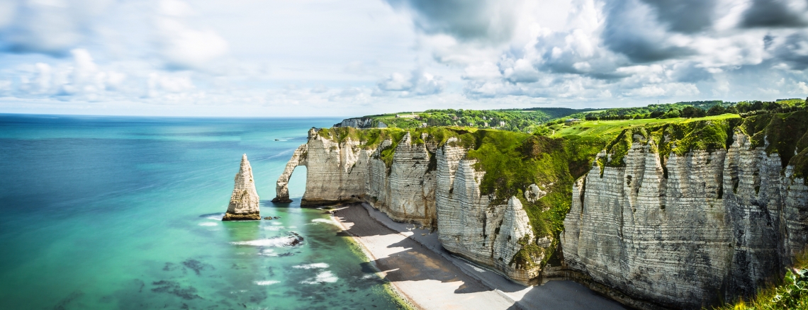 Klippen von Étretat an der Küste der Normandie mit türkisfarbenem Meer.